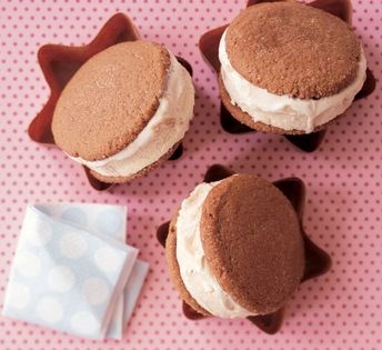 Gingersnap dulce de leche ice-cream sandwiches