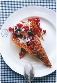 Gingersnap horns, whipped cream & summer berries