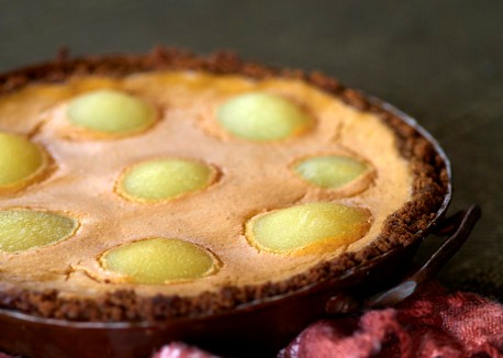 Gingersnap-pear pumpkin pie