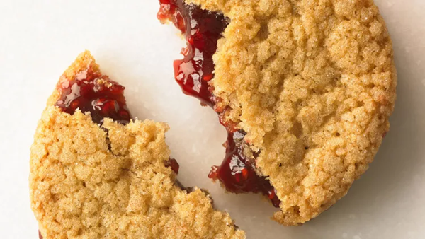 Gingersnap-raspberry sandwiches