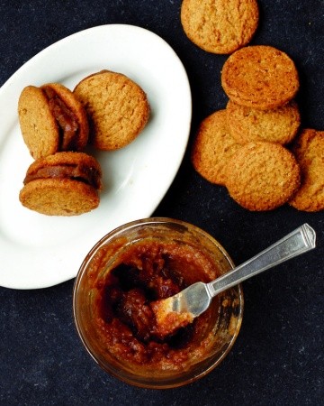 Gingersnaps with date purée