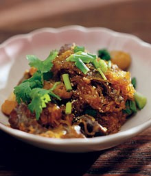 Glass noodles stir-fried with mushrooms and fermented bean curd (Wun sen pat dtao huu yii)