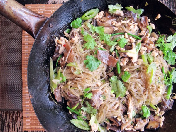 Glass noodles with chicken and mushrooms