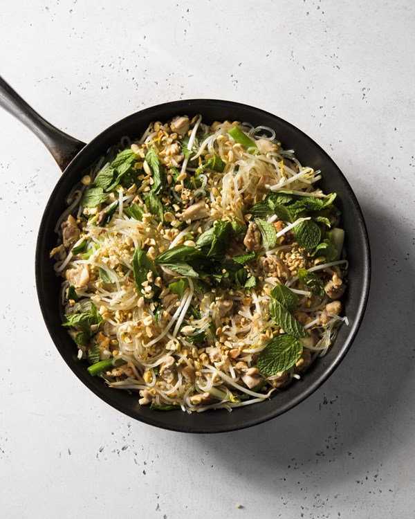 Glass noodles with chicken, herbs and peanuts
