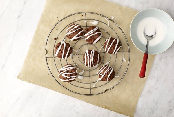 Glazed brownie bonbons