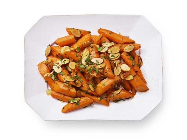 Glazed carrots with almonds