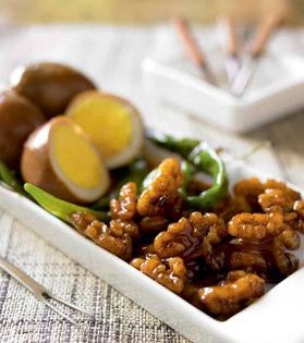 Glazed hard-boiled eggs, walnuts and hot peppers (Geran hodu jangjorim)