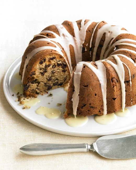 Glazed pecan-raisin cake