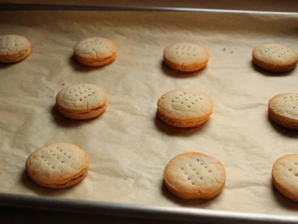Gluten-free common crackers
