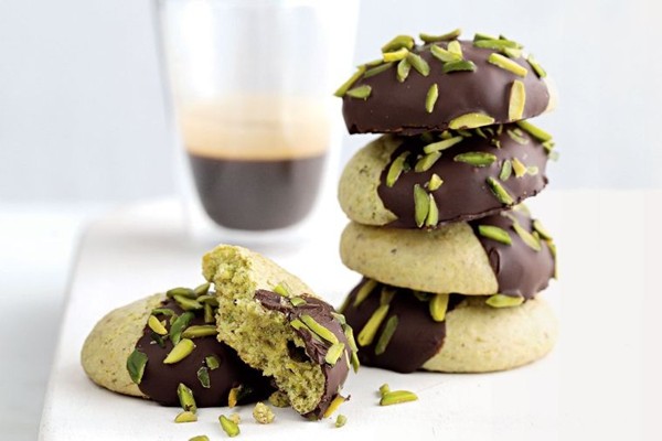 Gluten-free pistachio amaretti morbidi