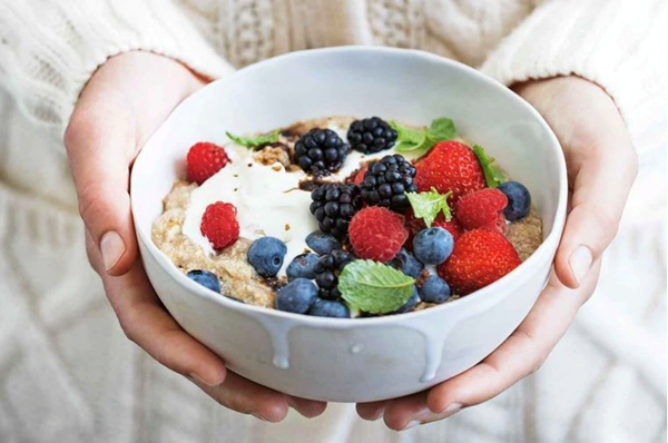Gluten-free porridge with berries