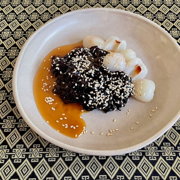 Glutinous red rice with lychees & caramel sauce (Cơm nếp)