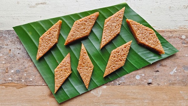 Glutinous rice diamonds (Wajik ketan) 