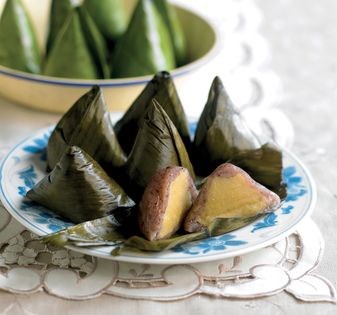 Glutinous rice flour cake with mung bean filling (Kueh ko chee)