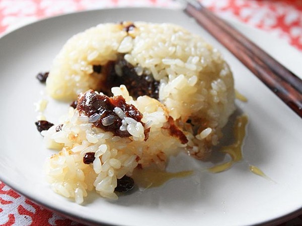 Glutinous rice with red bean paste, walnuts, and currants