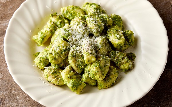 Gnocchi in an instant with arugula-pistachio pesto