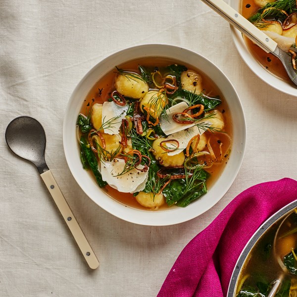 Gnocchi-leek soup with greens 
