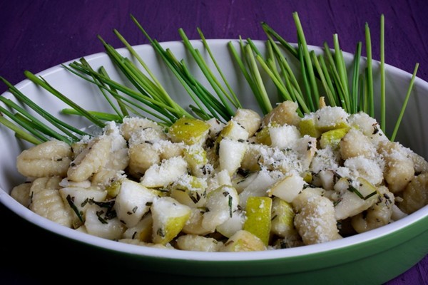 Gnocchi salad with pecorino and pears