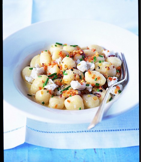 Gnocchi with goat's cheese and chives (Gnocchi di patate al pepe nero e salsa al caprino)