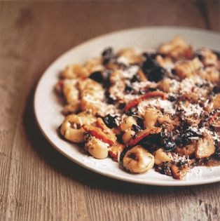 Gnocchi with horn of plenty and chicken of the woods (Gnocchi trombette e pollo del bosco)