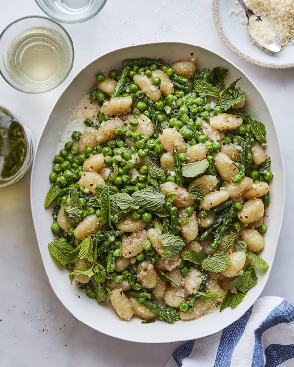 Gnocchi with peas and asparagus