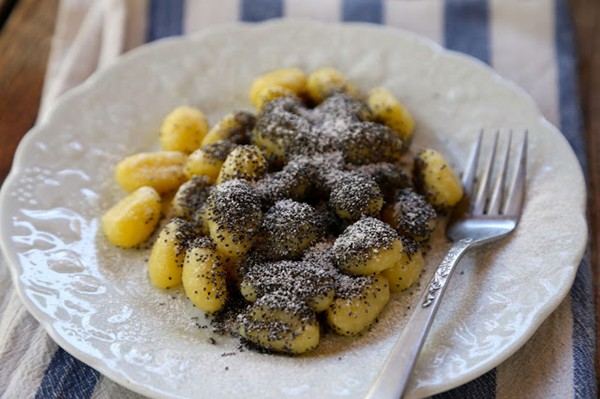 Gnocchi with poppy seeds, salted butter and icing sugar (Skubanky)