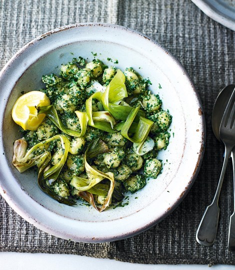 Gnocchi with spinach pesto and caramelised leeks
