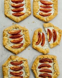 Goat cheese and tomato galettes