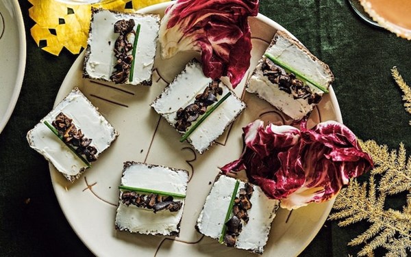 Goat's cheese and black olive open sandwich