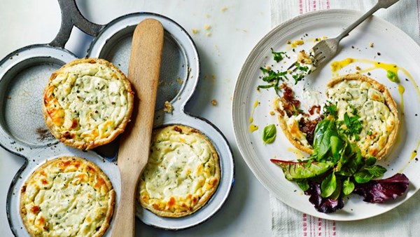Goat's cheese and shallot tarts with walnut pastry