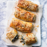 Goats' cheese and spinach filo parcels