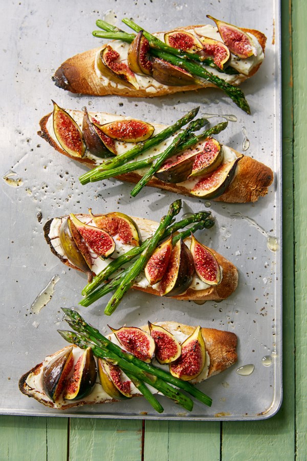Goat's cheese, asparagus and fig bruschetta