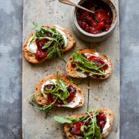 Goats' cheese bruschetta with cranberry chutney 