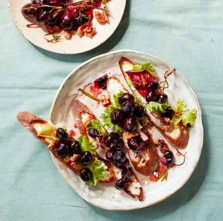 Goat's cheese crostini with roast grapes