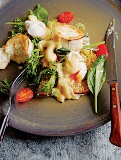 Goat's cheese Florentine salad with poached quails' eggs