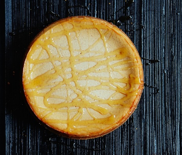 Goat's cheese, honey and cinnamon cheesecake