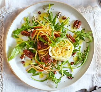 Goat's cheese, pear & candied pecan salad