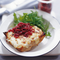 Goat's cheese rarebit with red onion compote