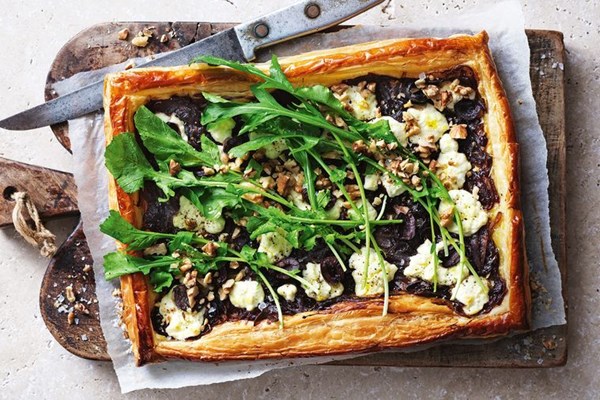 Goat's cheese tart, red wine onion chutney and rocket