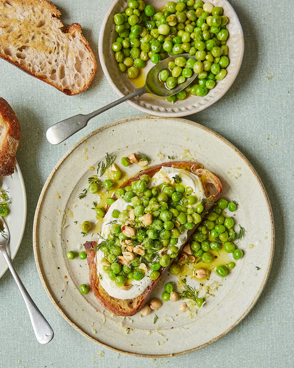 Goat's cheese with crushed peas and hazelnut crumble