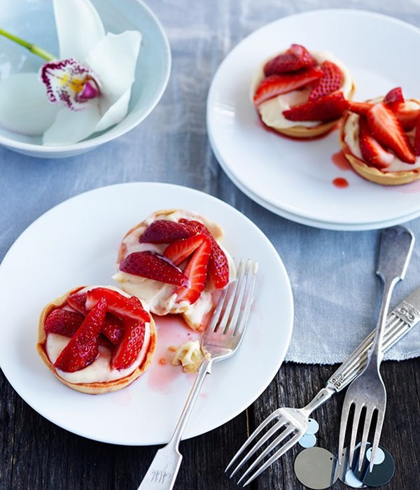 Goat's curd tartlets with strawberries