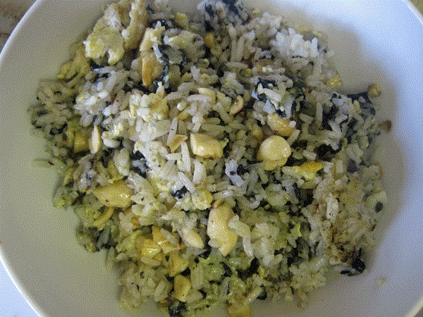 Gold and silver fried rice with laver seaweed and cashews (Jīnyín hǎidài yāoguŏ chǎofàn / 金銀海帶腰果炒飯)