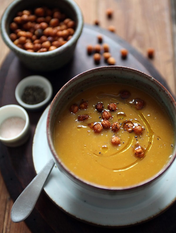 Gold rush soup & chickpea croutons