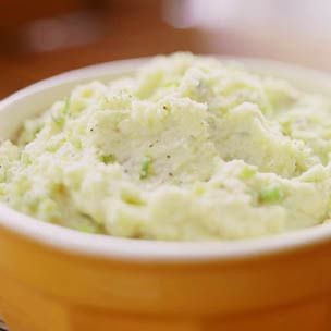 Golden mashed potatoes with leeks and sour cream