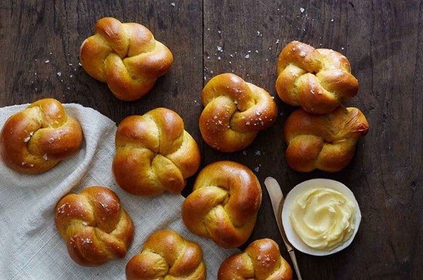 Golden pumpkin dinner rolls 