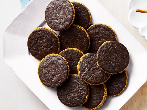 Golden sandwich cookies