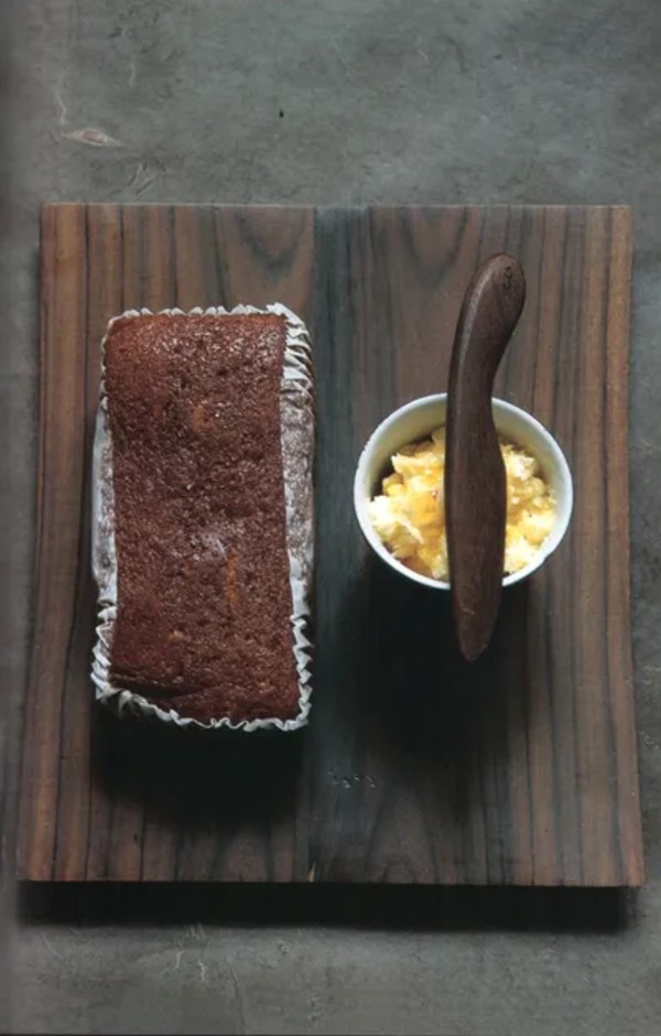 Golden syrup cake with golden syrup and lemon butter