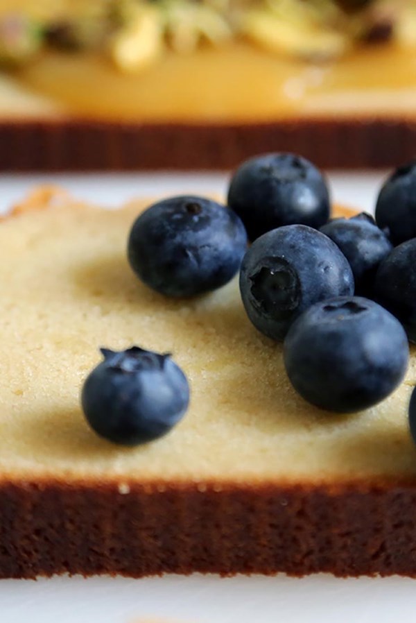 Golden vanilla pound cake