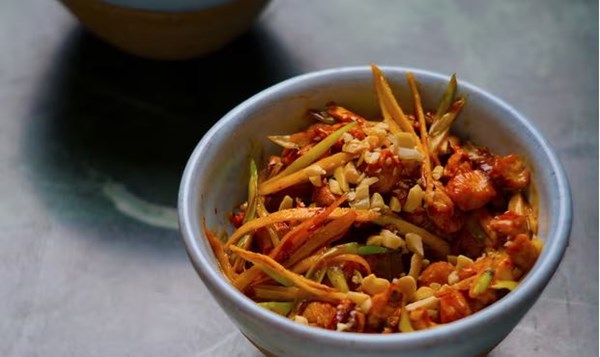 Gong bao [kung pao] chicken with peanuts (Gong bao ji ding)