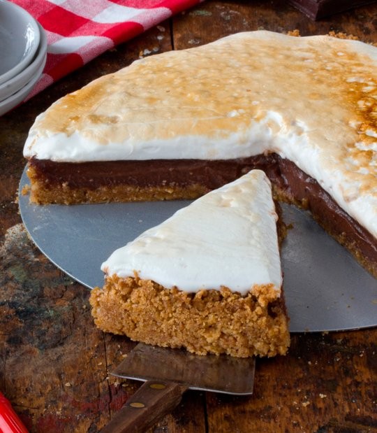 Gooey, crunchy, chocolate-filled s'mores pie